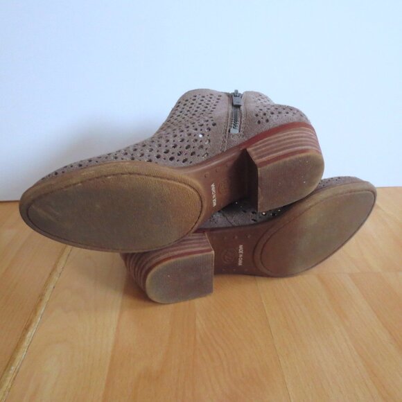 Lucky Brand Beige Tan Suede Leather Zip Ankle Booties Classic Neutral Boots - Picture 5 of 7